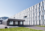 Palazzina uffici con ricezione del campus nel centro
